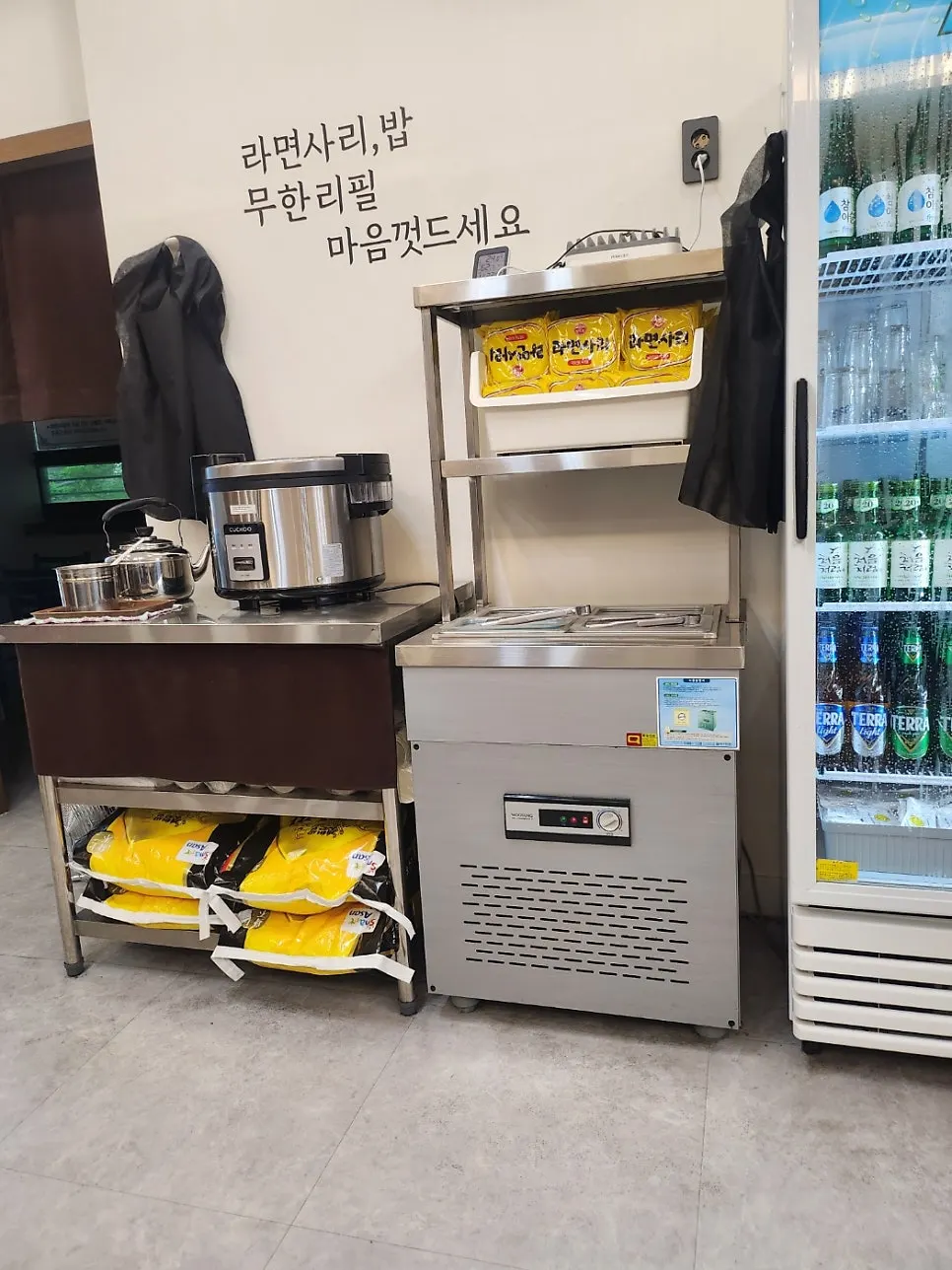 Sign announcing unlimited refills of ramyeon noodles and rice