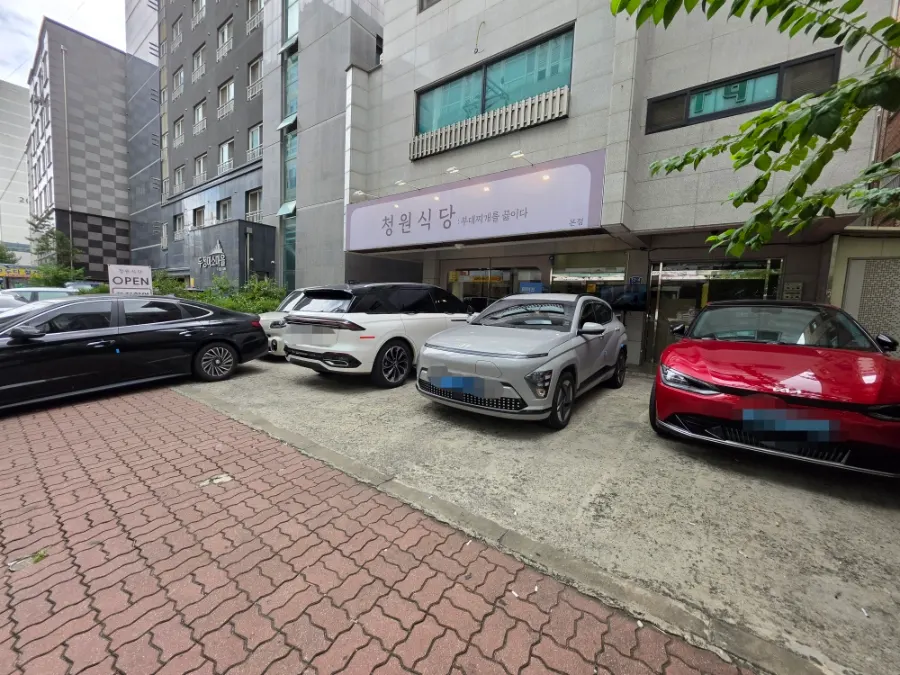 청원식당 천안두정본점 가게 앞 주차 공간
