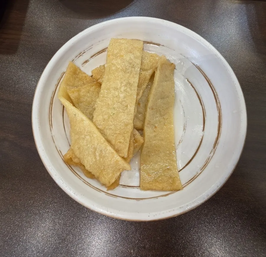 기본 찬으로 나온 치킨가라아게와 어묵볶음