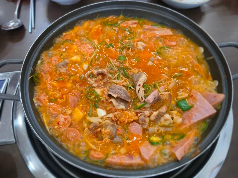 스팸과 소시지가 푸짐한 청원부대찌개 상차림