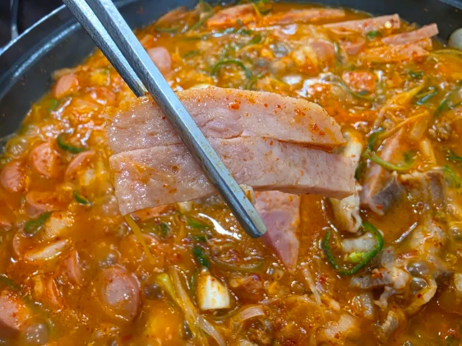끓고 있는 청원부대찌개 냄비