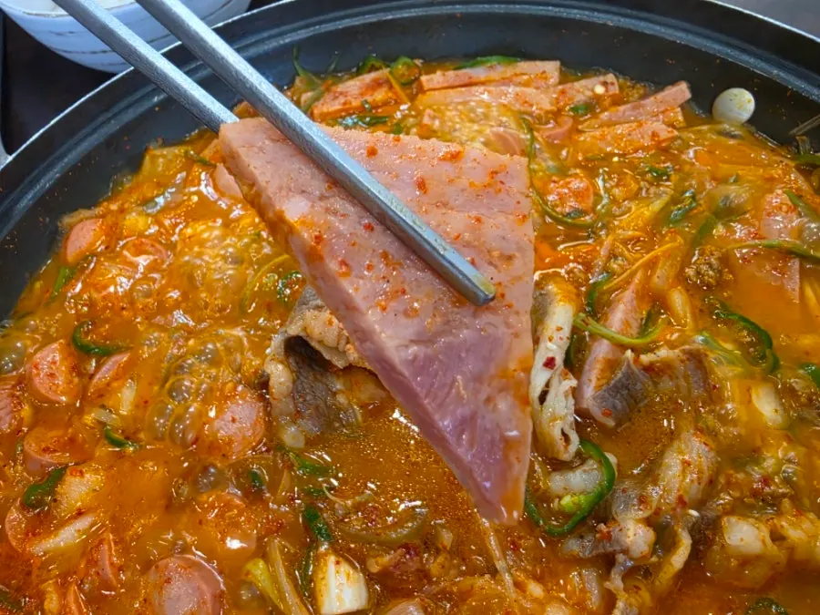 큼직한 햄과 소시지를 건져 올린 모습