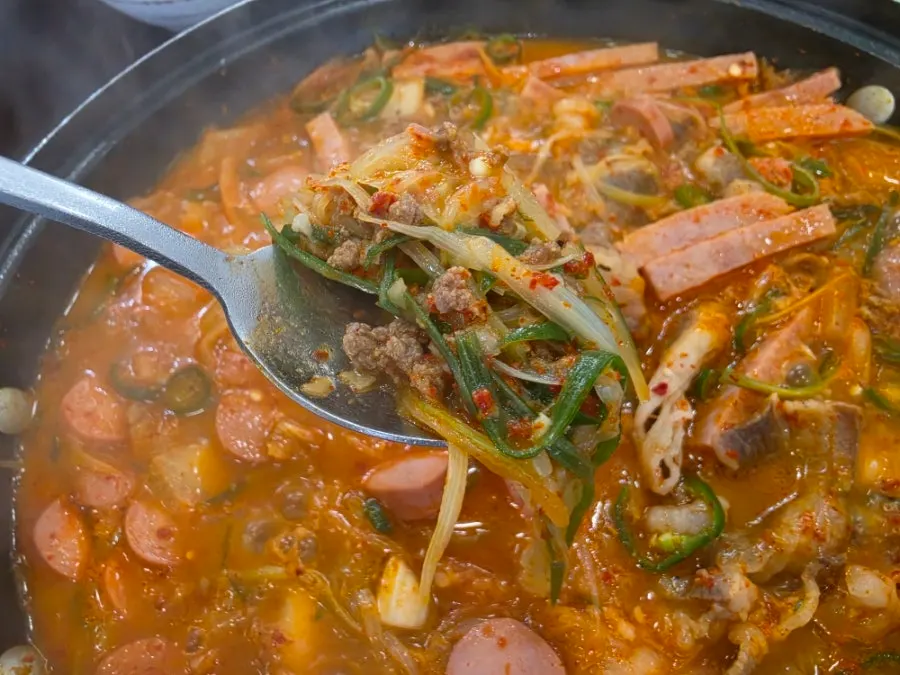 밥 위에 햄을 올린 한 숟갈