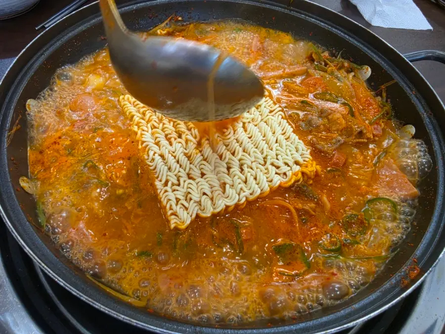부대찌개에 넣은 라면사리