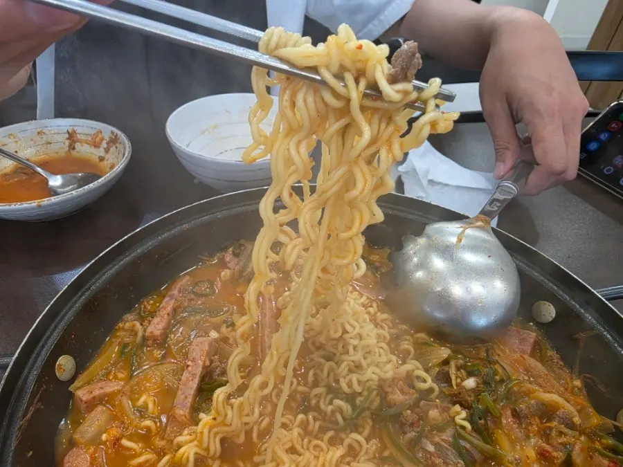 국물이 배어든 라면사리 건져 올린 모습