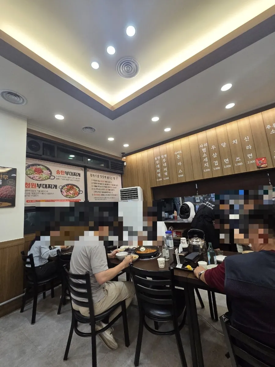 Tables and seating at Cheongwon Sikdang