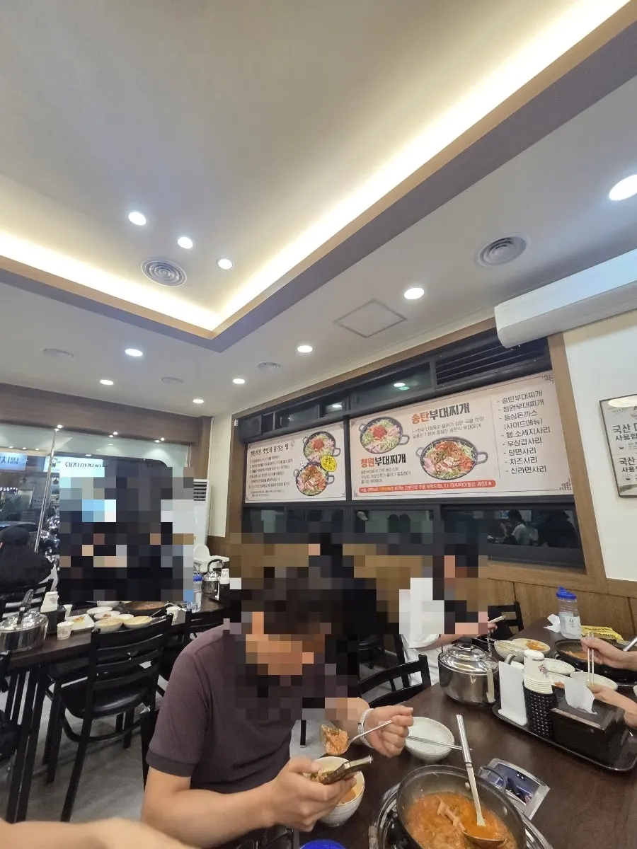 The bustling dining hall at Cheongwon Sikdang, full of customers