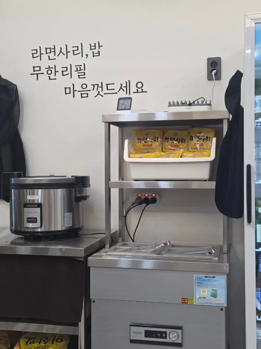 Self-serve bar for refilling rice and ramyeon-sarigi