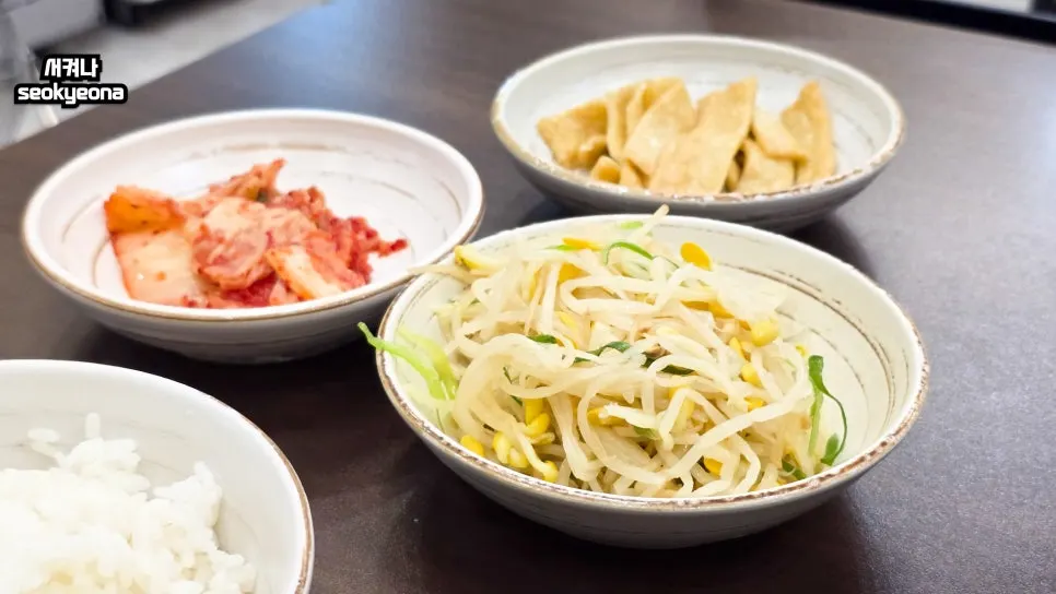 김치·콩나물무침·어묵볶음 기본찬 상차림