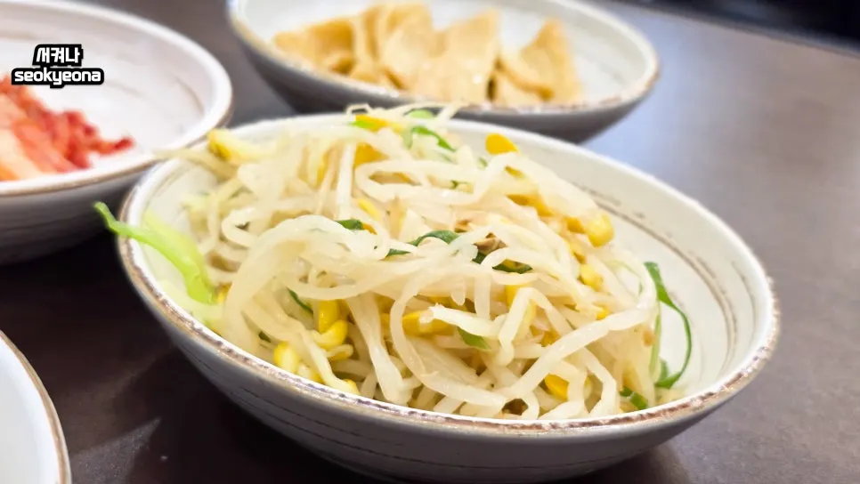 아삭한 콩나물무침 기본찬 접시