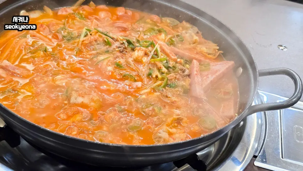 직원이 저어준 뒤 끓기 시작한 부대찌개