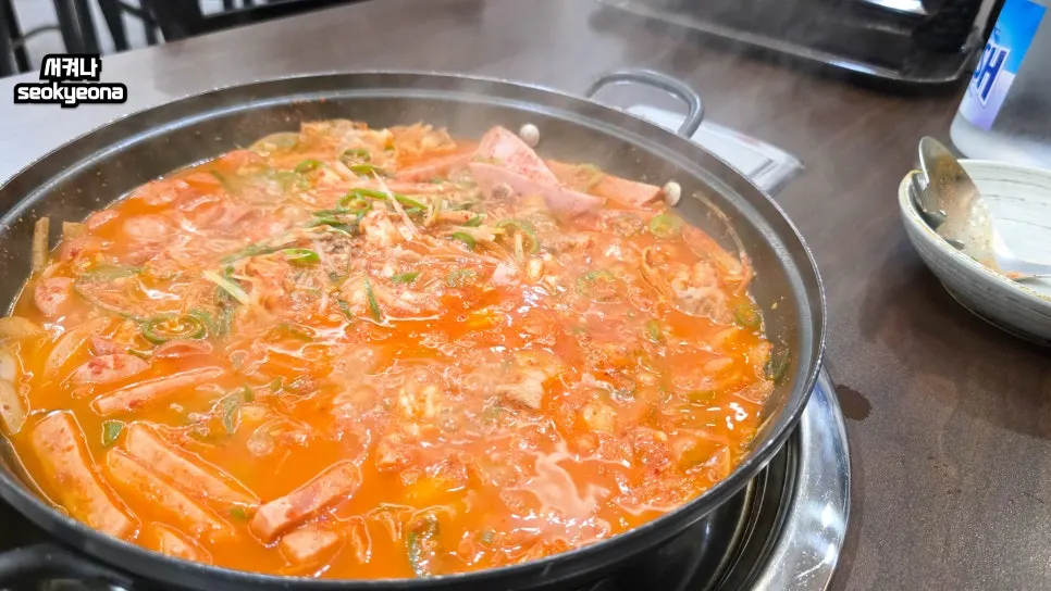 국물 색이 진해진 청원부대찌개
