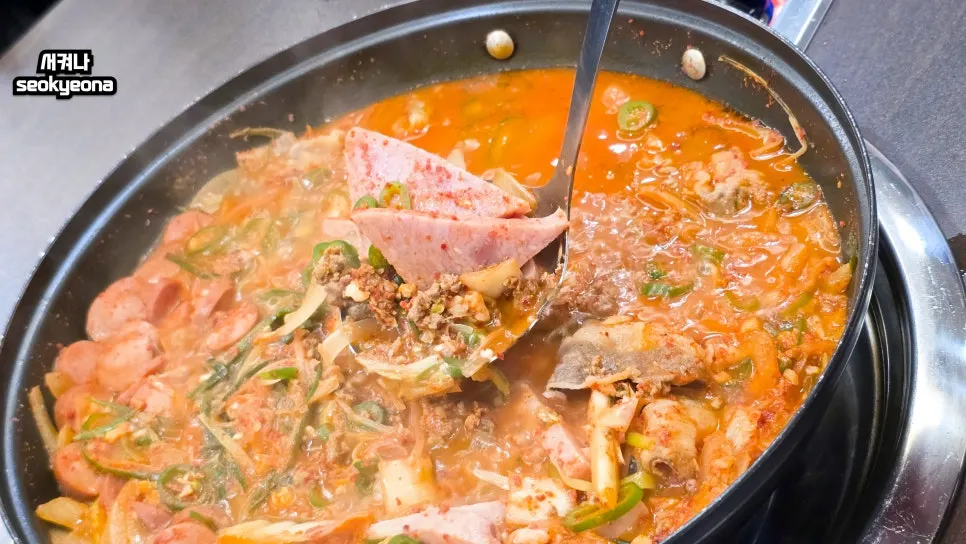 국자로 건져 올린 햄과 우삼겹, 다짐육