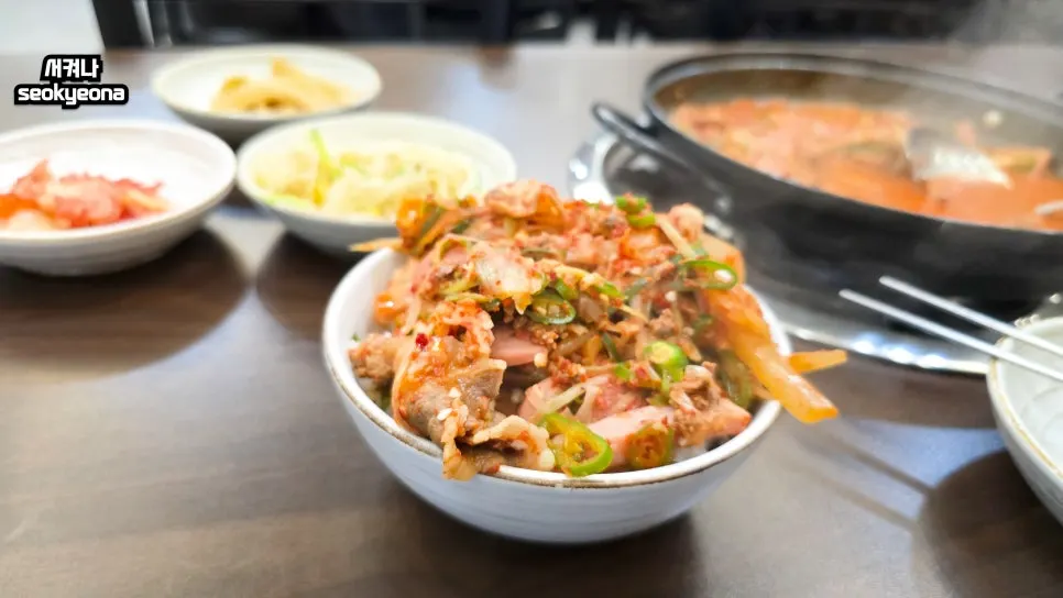 밥 위에 올린 우삼겹과 햄, 다짐육