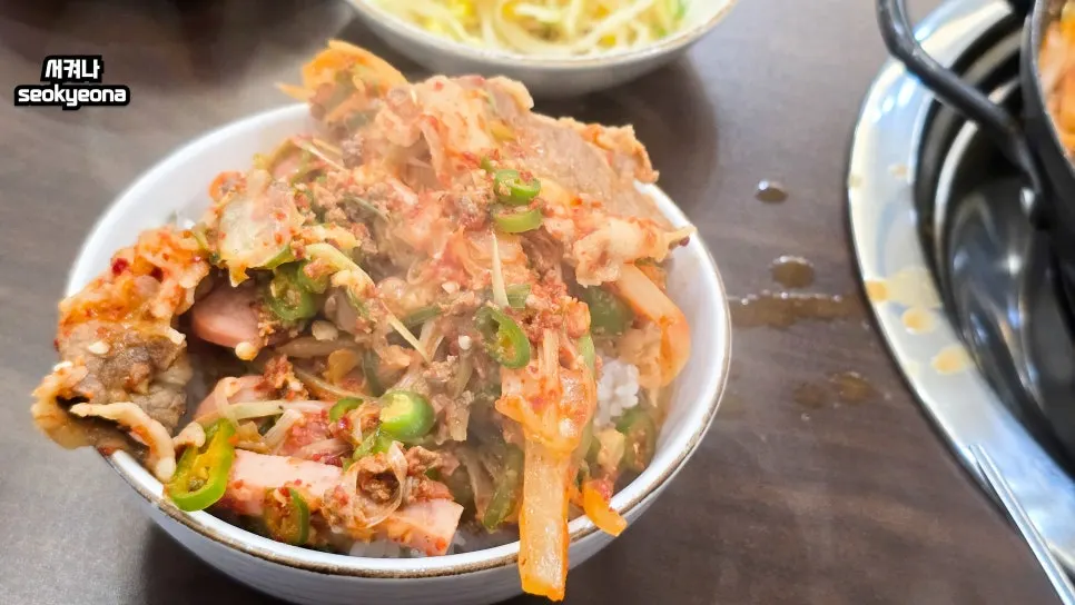 국물을 자작하게 섞은 부대찌개 밥