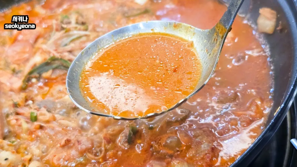 붉고 기름이 도는 청원부대찌개 국물