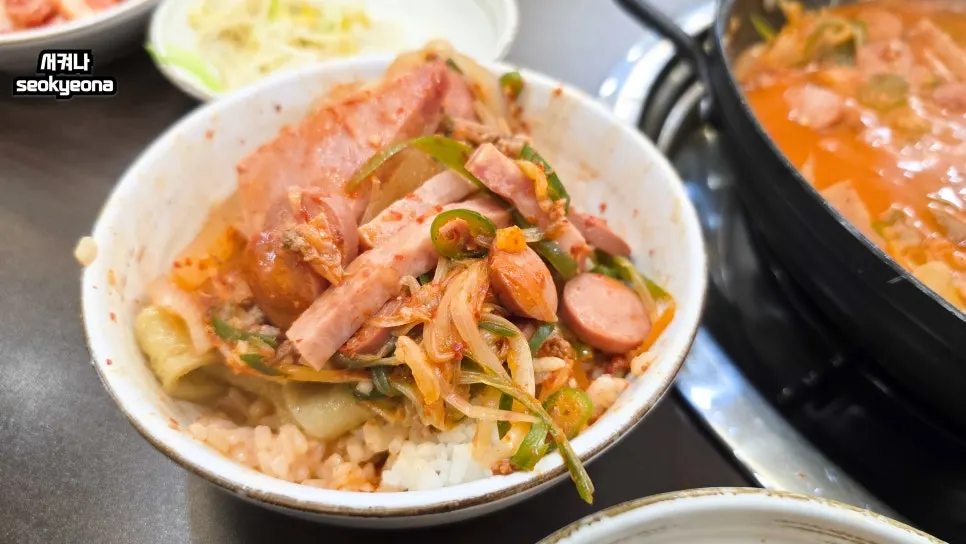 식사 중후반 그릇에 담은 햄과 소세지