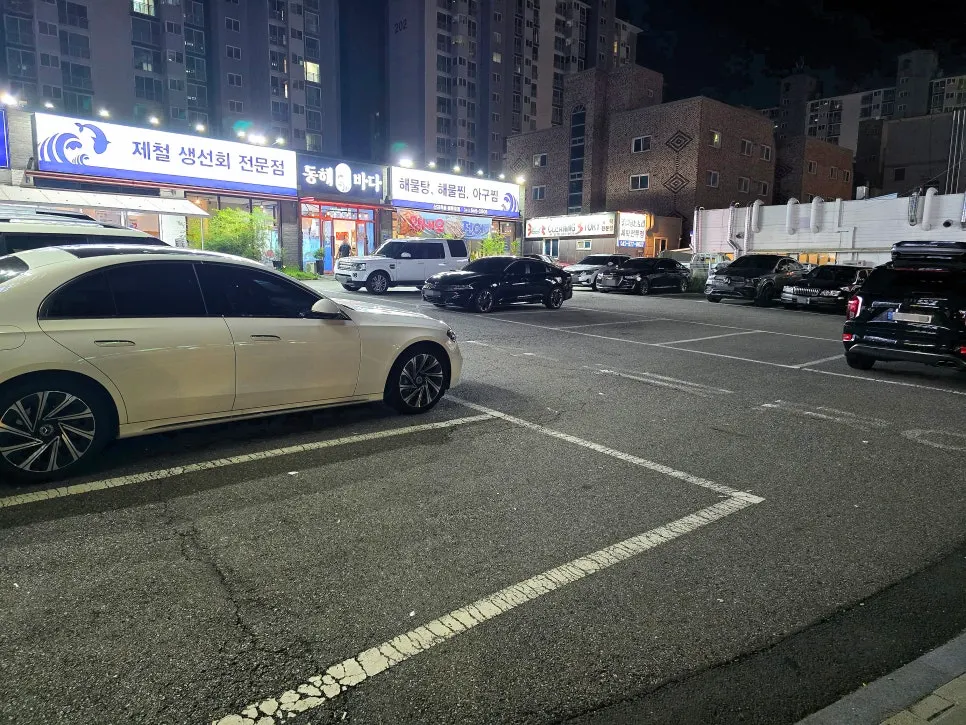 店门前宽敞的停车场