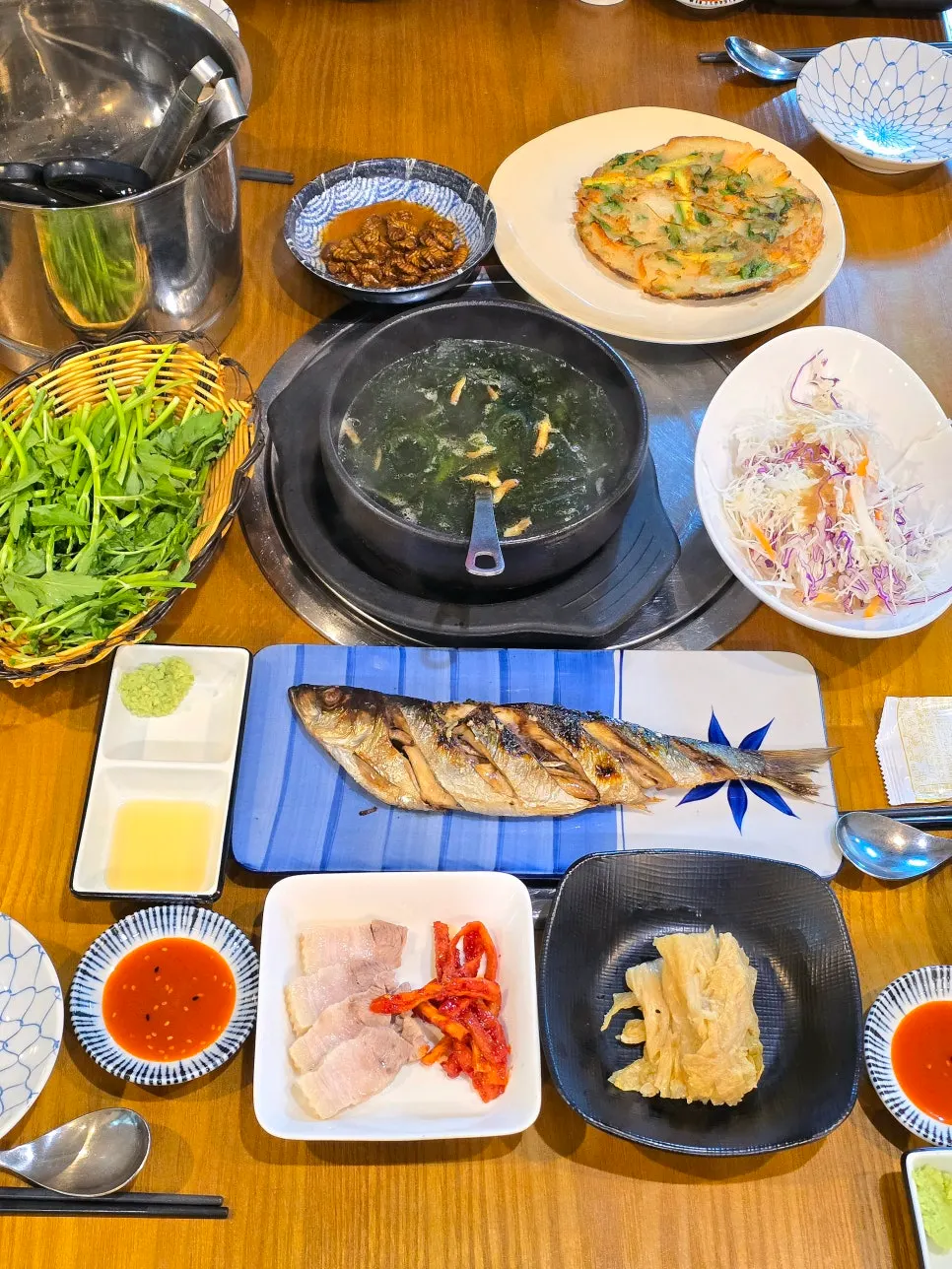 烤青鱼、煎饼等基础小菜摆盘