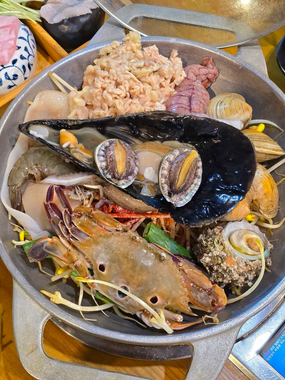 装满海鲜的海鲜汤锅