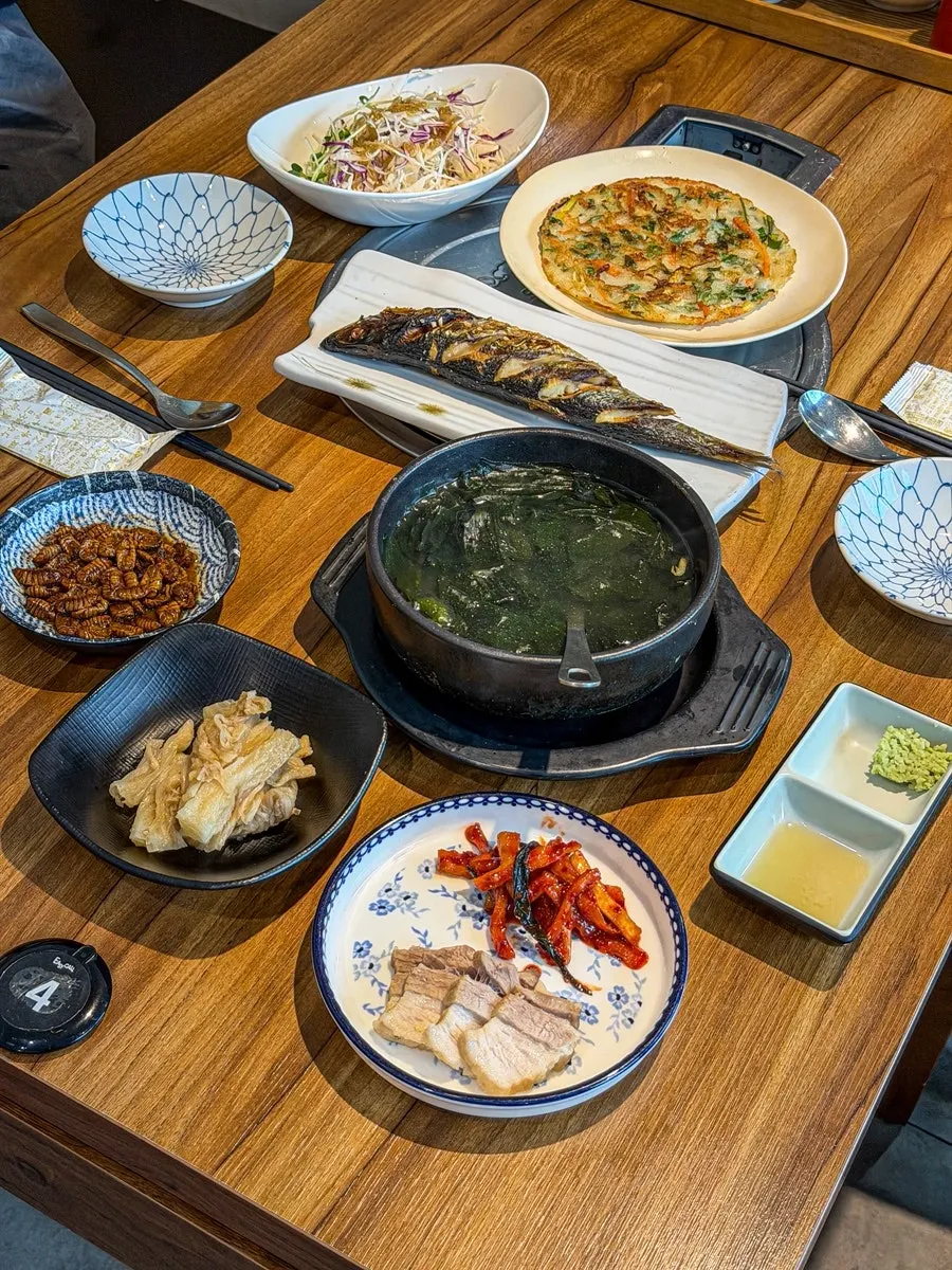Side dishes and accompaniments served before the main dishes
