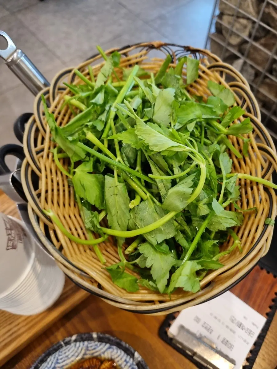 세트메뉴로 차려진 테이블 전체 상차림
