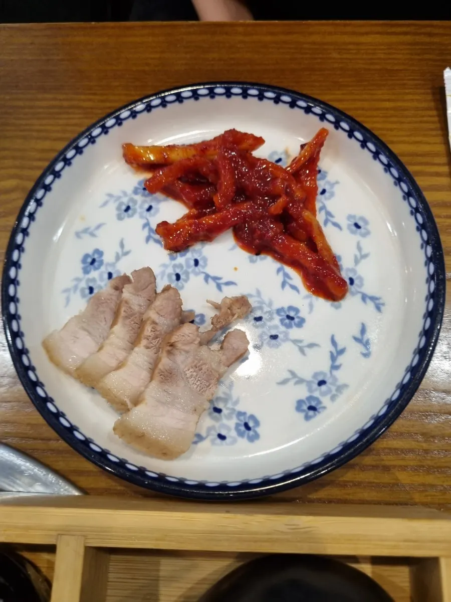 곁들임으로 나온 수육 접시