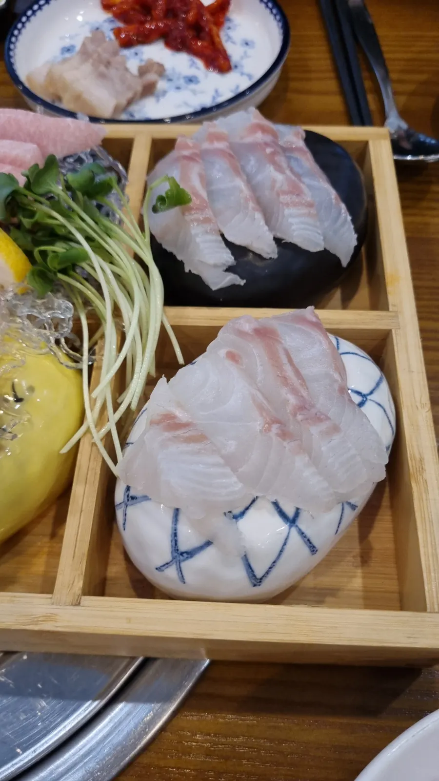 두툼하게 썰린 회 한 점