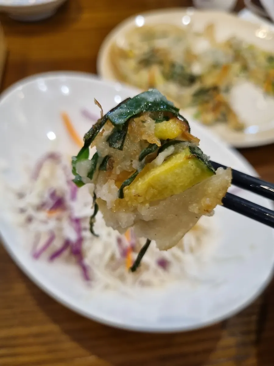 겉바속촉한 부침개 한 조각