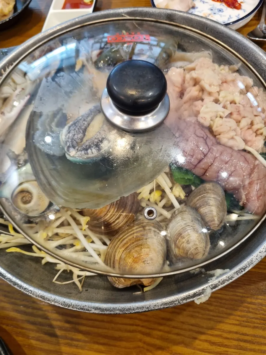 보글보글 끓는 해물탕 냄비
