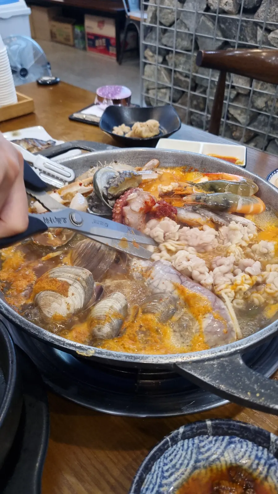 직원이 손질해 준 해물탕 해산물