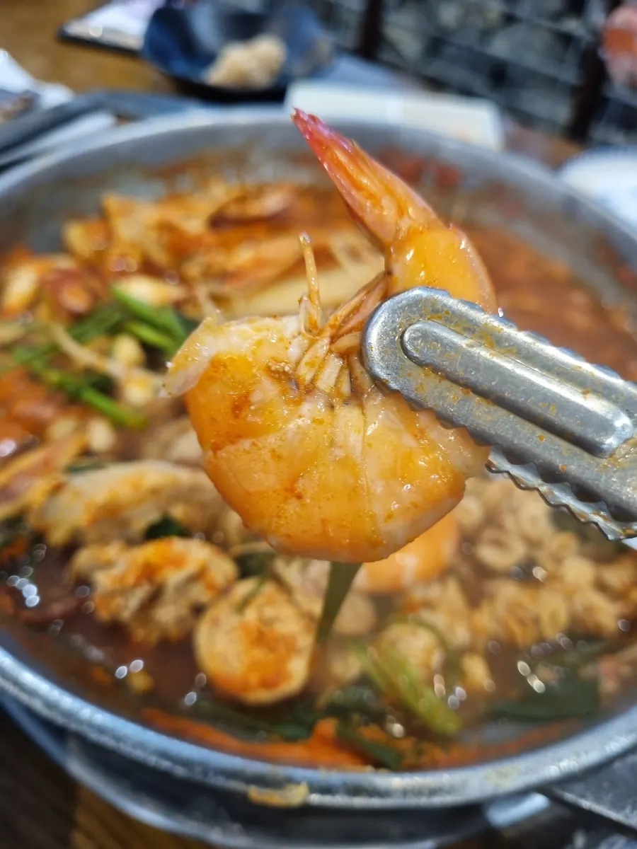 해물탕 속 오동통한 새우