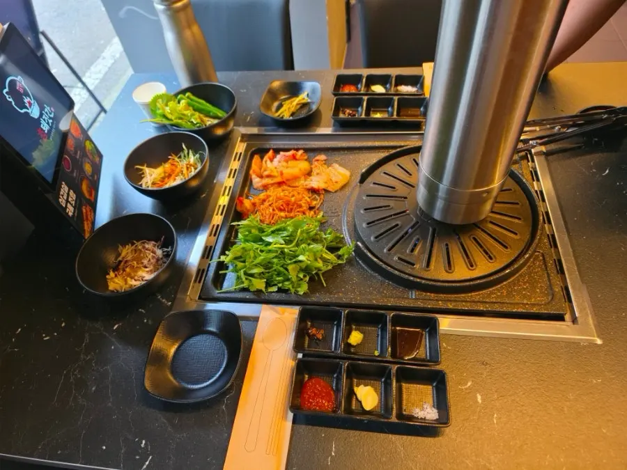 참돼짓간 기본 밑반찬과 쌈 채소 상차림