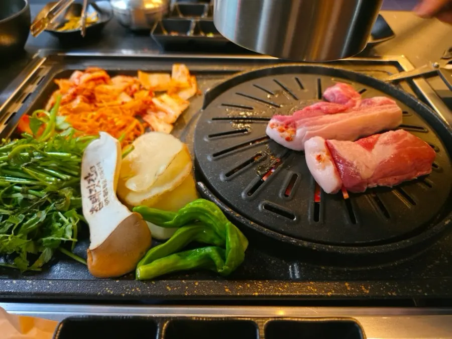 감자 슬라이스와 꽈리고추, 버섯 곁들임 찬