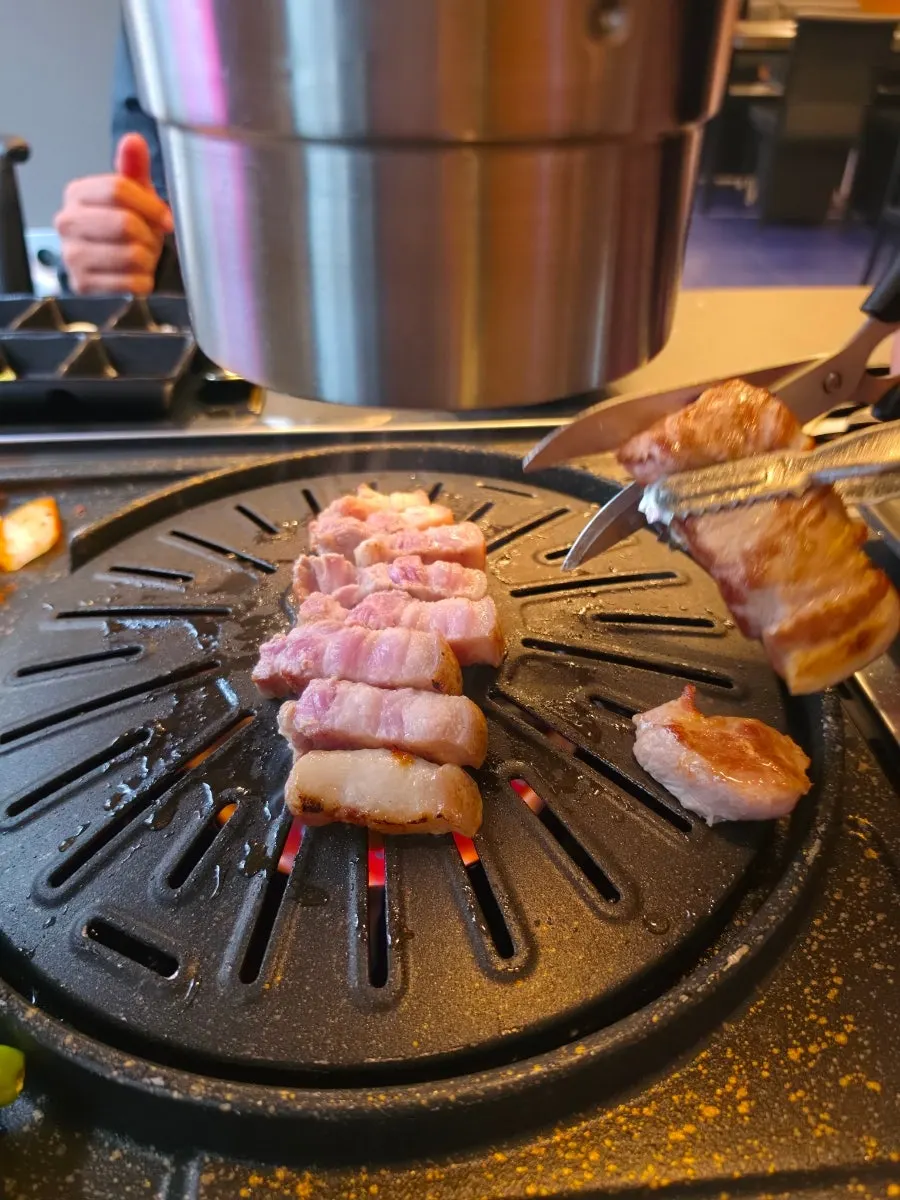 파채 무침과 미나리가 담긴 기본찬 접시