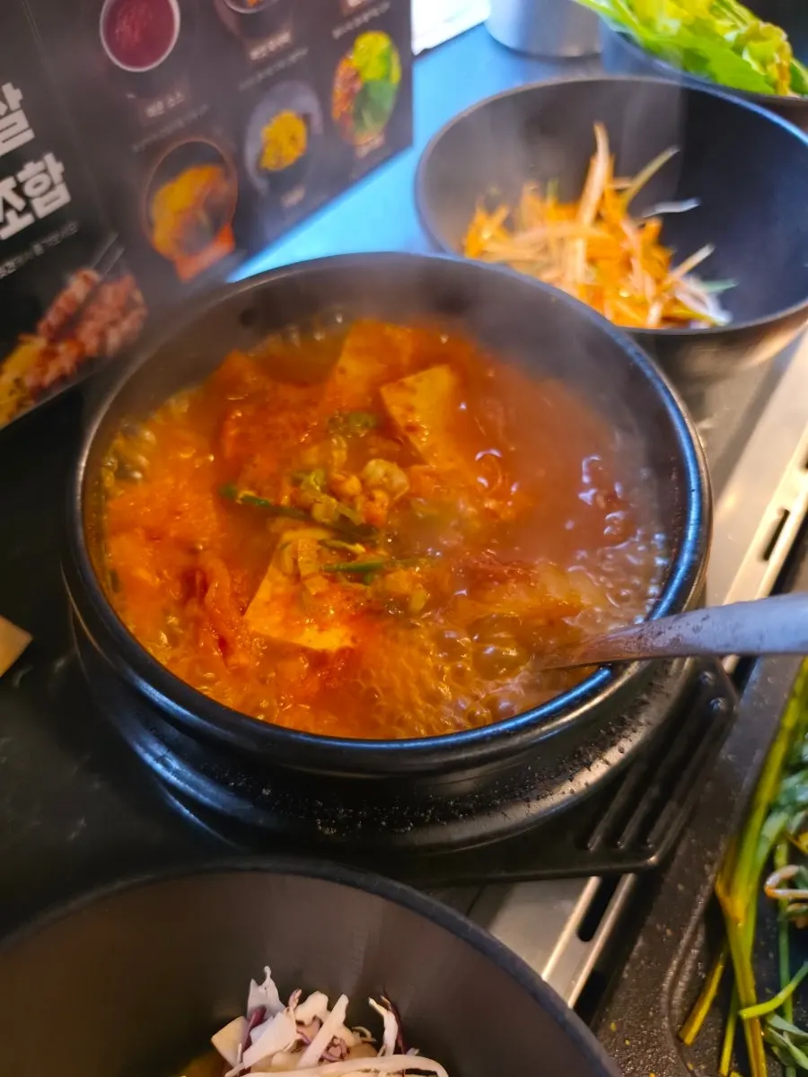 두부와 돼지고기가 들어간 김치찌개
