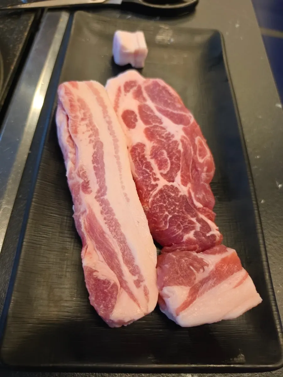 지리산 흑돼지 오겹살 생고기 접시