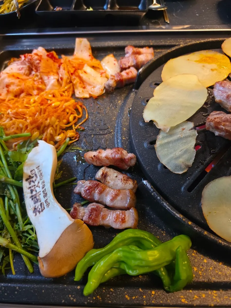 참숯 불판에서 구워지는 삼겹살