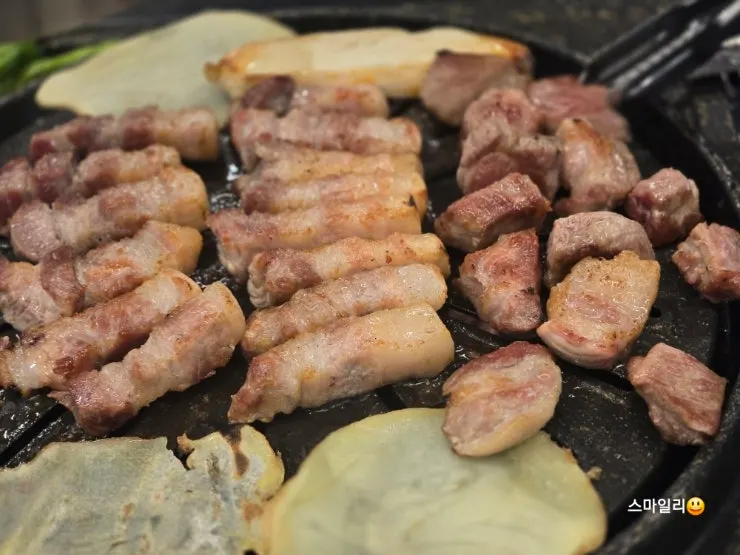 노릇하게 구워진 참삼겹살과 꽃목살