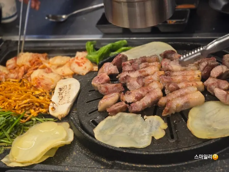 노릇하게 구워진 참삼겹살과 꽃목살