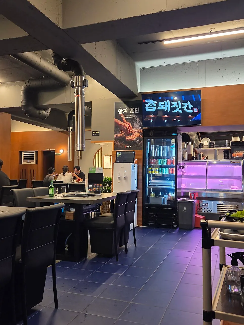 Comfortable interior of Cham Dwaejitgan Cheonan Dujeong Branch