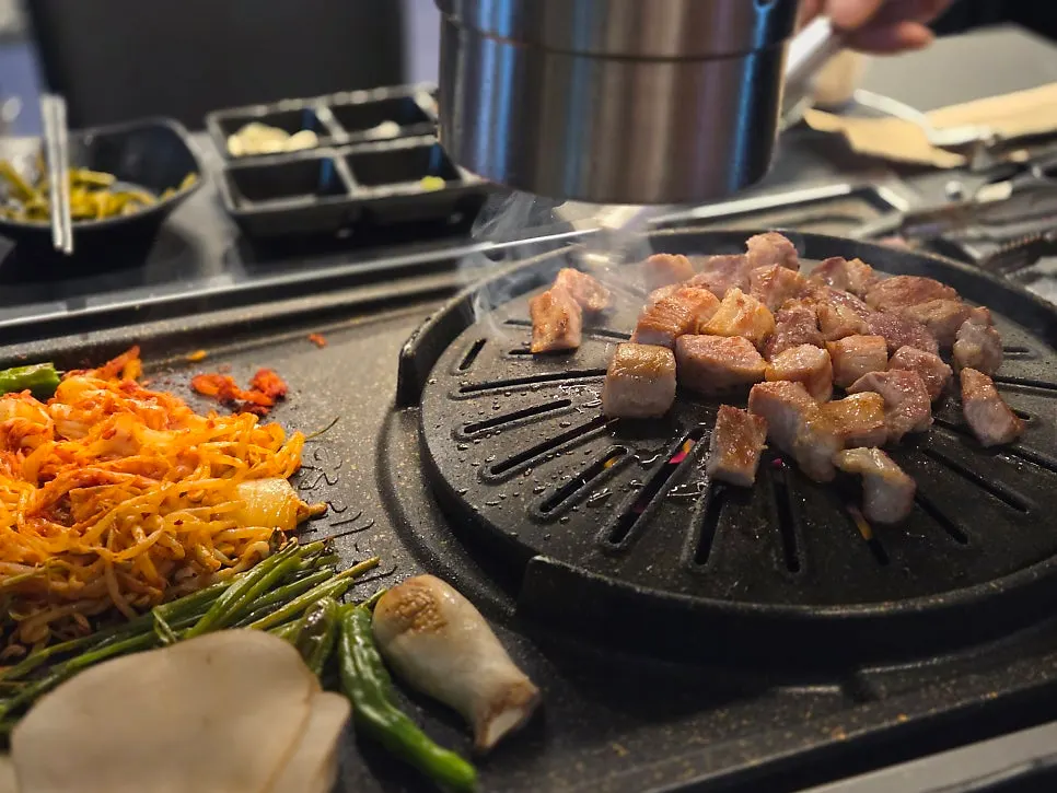Korean barbecue accompaniments to take freely