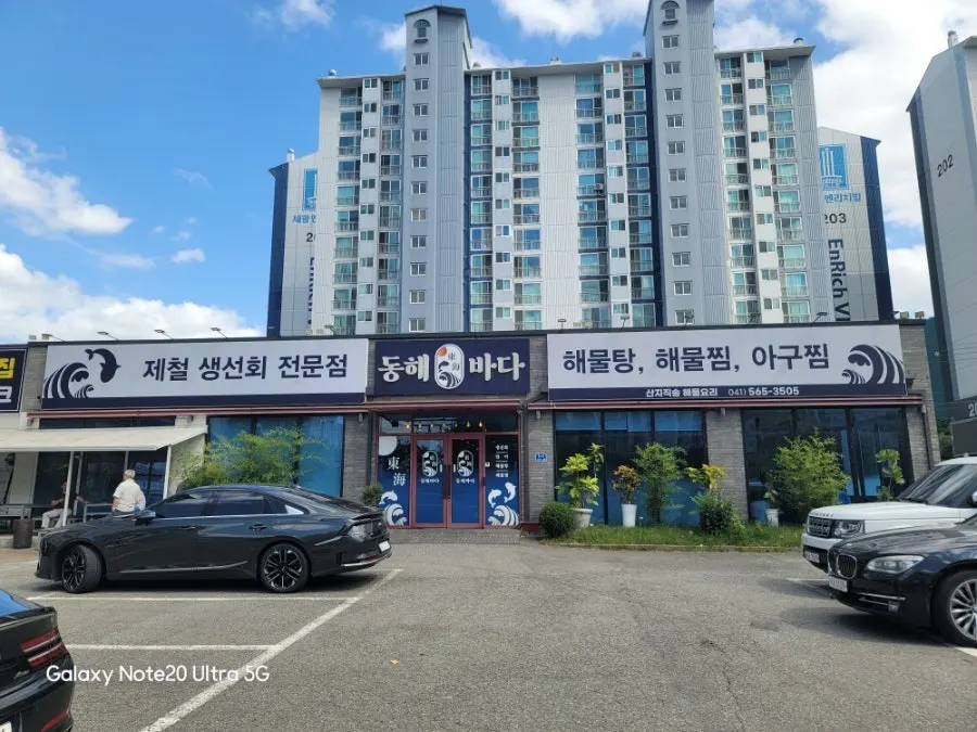 매장 앞 넓은 무료 앞마당 주차장