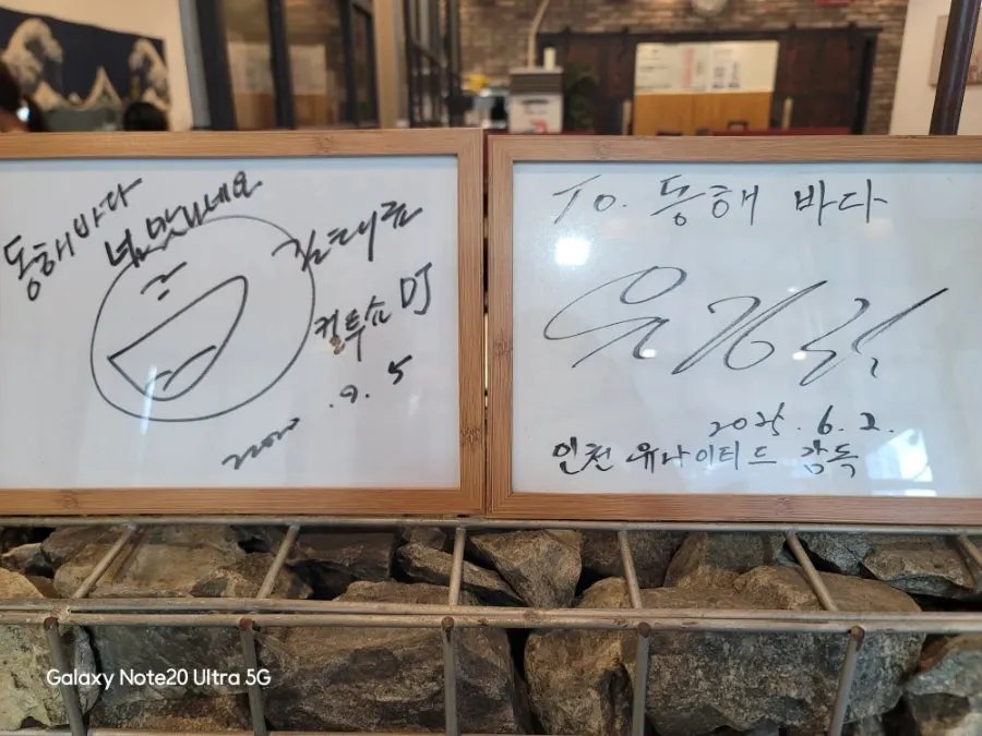 인테리어 장식장과 사인 액자