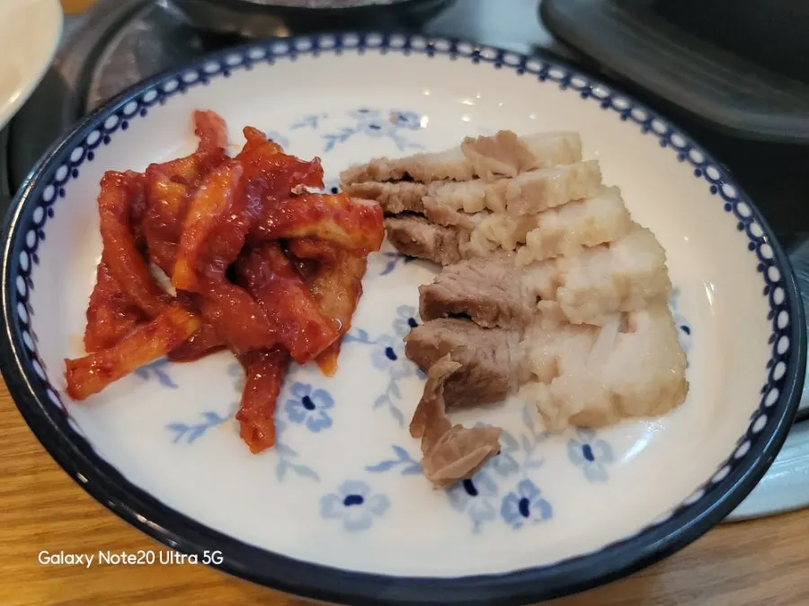 부추전과 수육이 포함된 기본 상차림