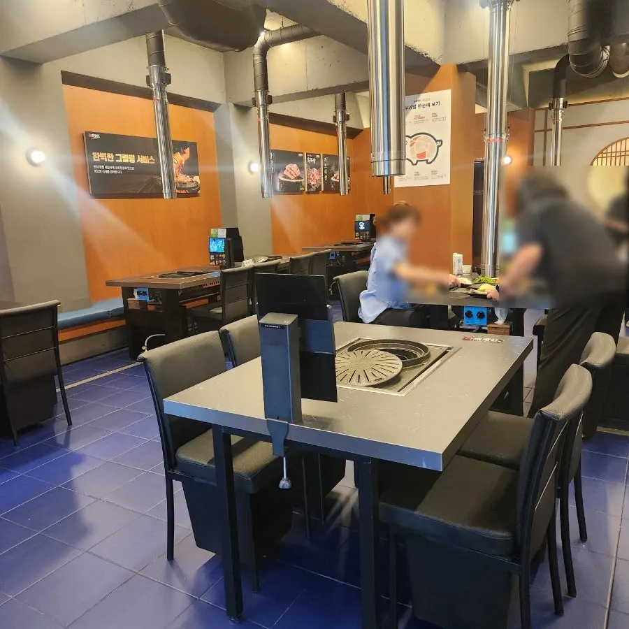 왕겨 훈연 참숯구이 문구가 적힌 참돼짓간 간판