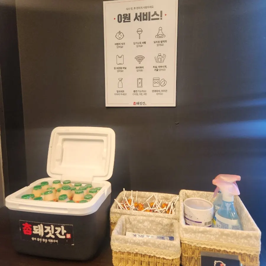 테이블마다 불판과 천장 환기시설이 있는 매장 내부