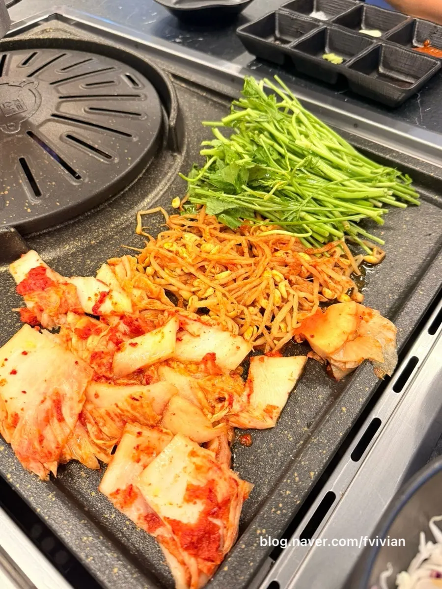 김치와 콩나물, 미나리를 함께 구운 불판
