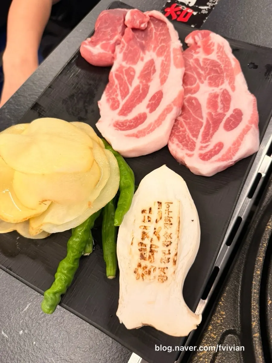감자와 꽈리고추가 함께 구워지는 모습