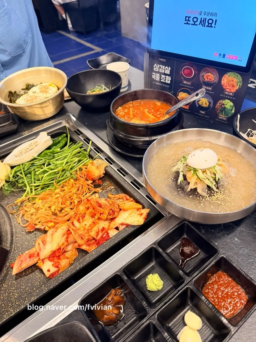 칡물냉면 면발을 들어 올린 모습